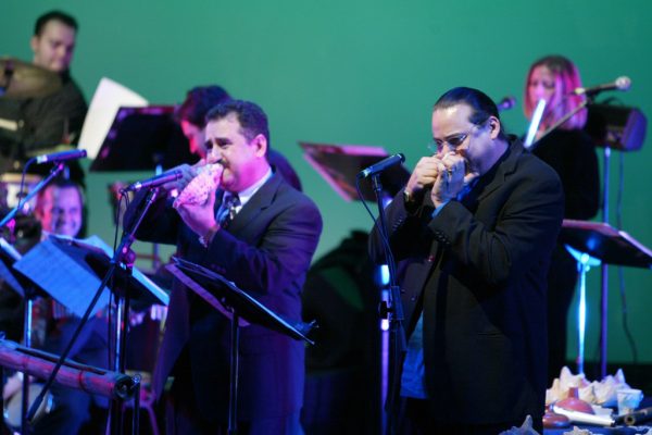 Conch shell duet, Demetrios Kastaris, Steve Turre, Queens Theatre in the Park, Flushing New York, December 17, 2004, photo credit Jerry Lacay.